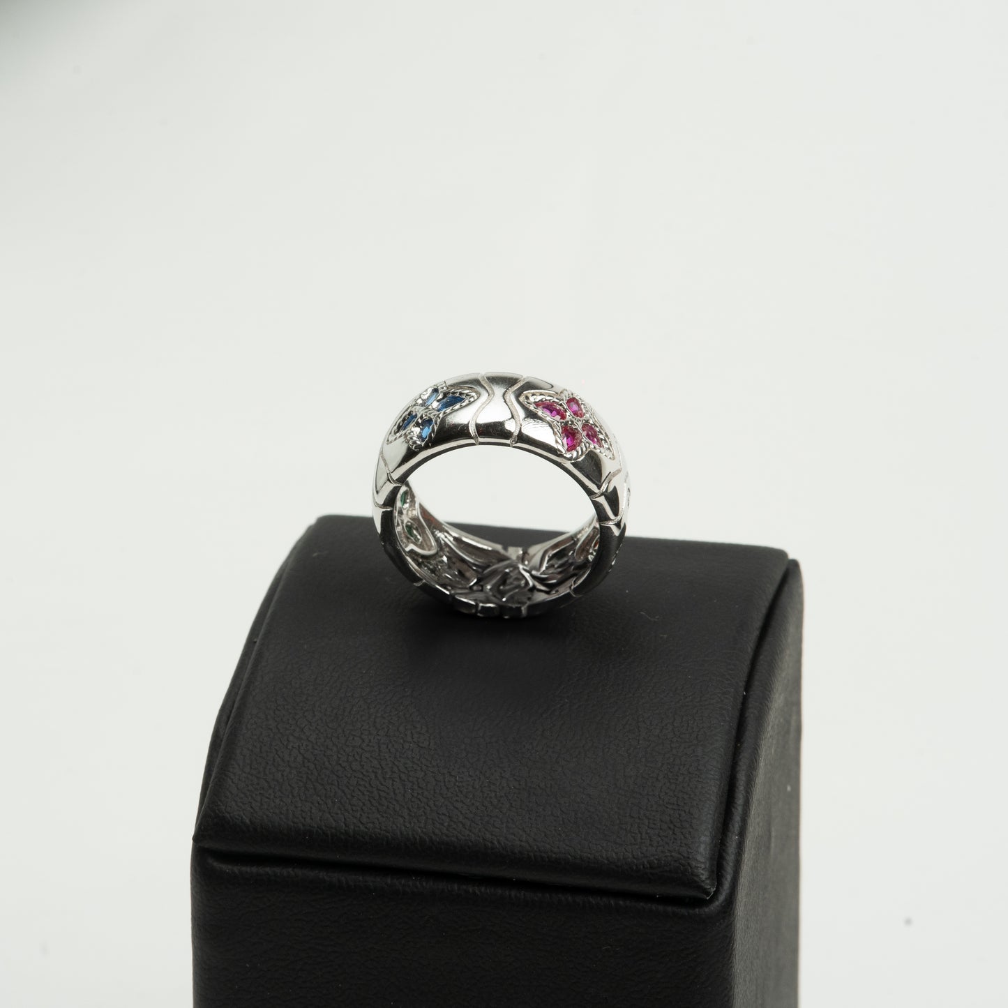 “Crest” ring